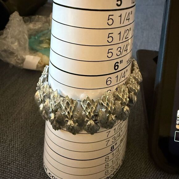 Vintage Coro Pegasus Silver Tone Bracelet with Leaf Motif Design. - Picture 5 of 6